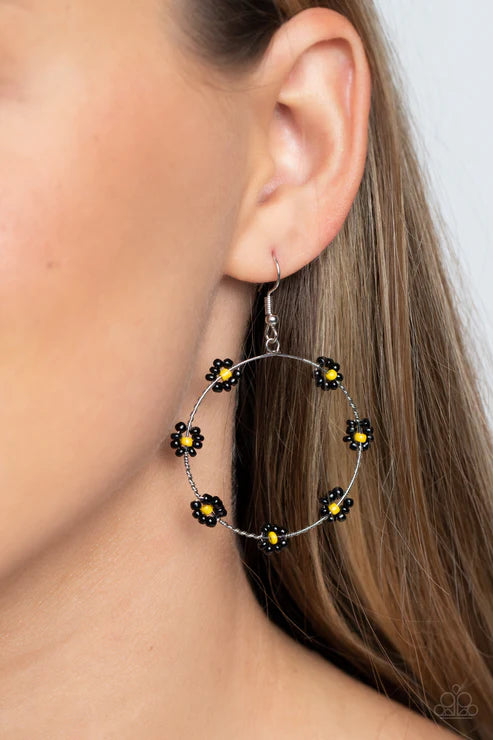 Dainty Daisies - Black Earring